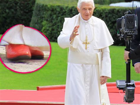 Warum der Papst rote Schuhe trägt 